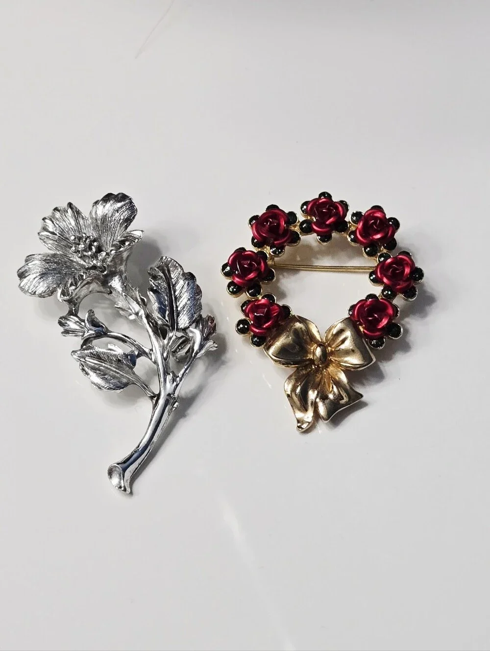 Avon Gold-tone Wreath Brooch with Red Rose Accents / Slivet Flower Brooch